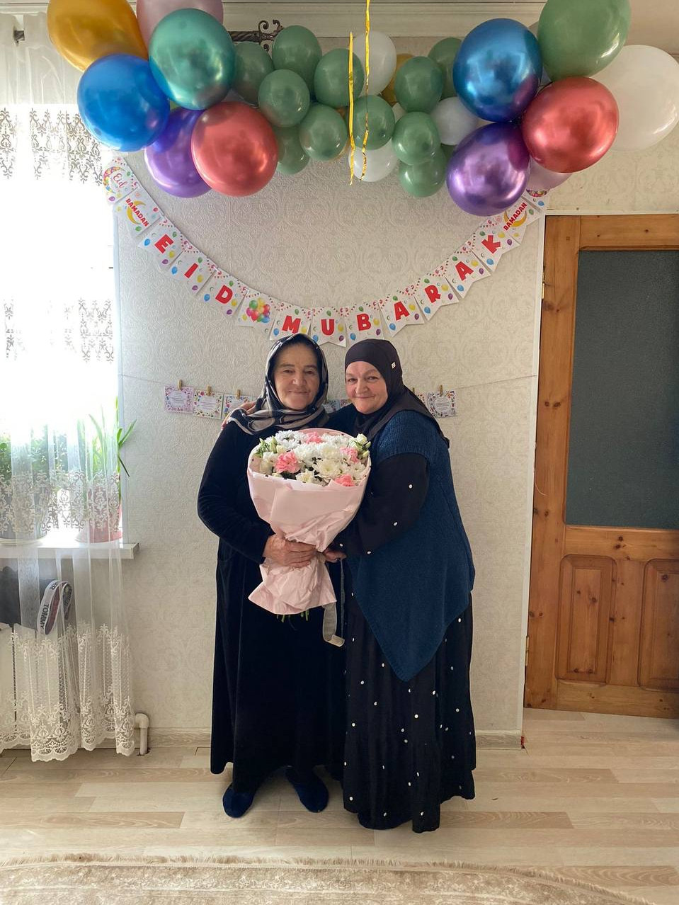 Социальные работники отделения социального обслуживания граждан пожилого возраста и инвалидов на дому №1 Алаева Муминат и Магомедова Сакинат поздравили подопечных с праздником Ураза-байрам.